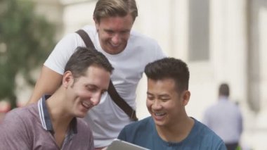 Erkek arkadaşlar bilgisayar tablet kullanma 