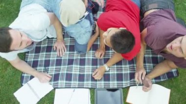 açık havada çalışan öğrenci grubu