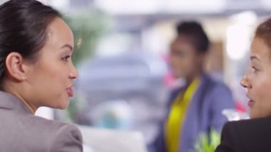 iş kadınları üzerinde bir anlaşma el sallamak