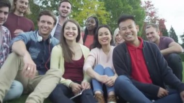  Arkadaşlar hep birlikte dışarıda