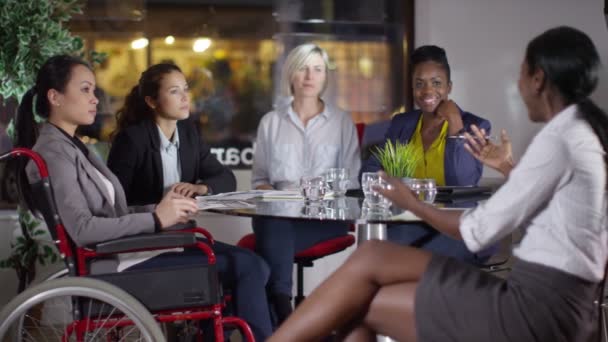 Grupo empresarial femenino discutir ideas — Vídeo de stock