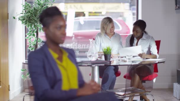 Молода бізнес-леді на робочому місці — стокове відео