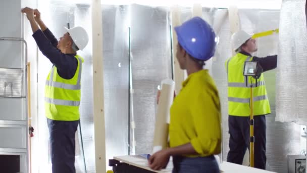 Inženýr na staveništi s posádkou — Stock video
