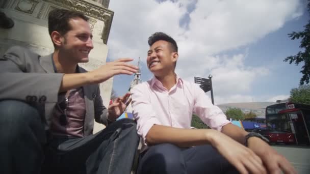 Casual masculino amigos conversando — Vídeo de Stock