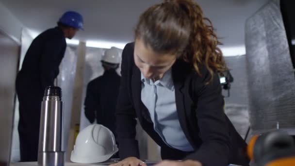 ingénieur regardant les plans 