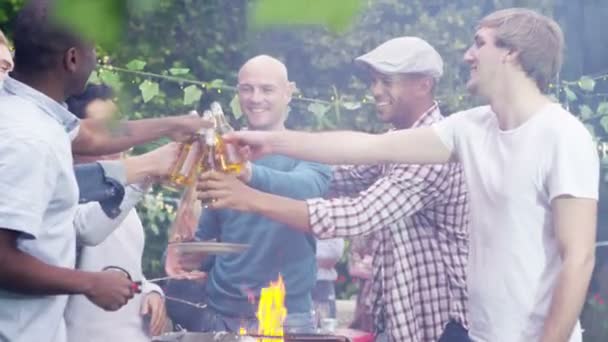 Amici maschi che bevono birra — Video Stock