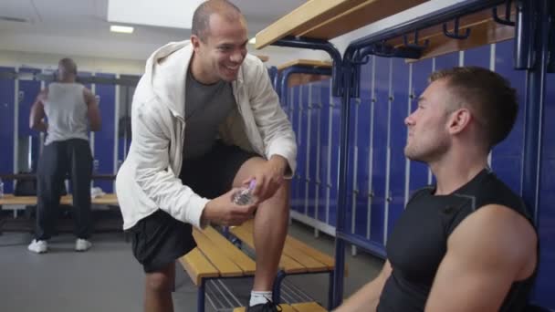Sports players chatting in locker room — Stock Video