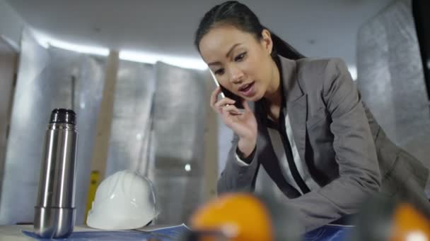 Female architect talking on phone — Stock Video