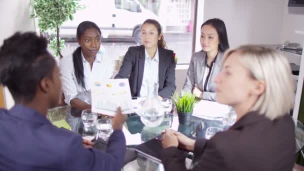Iş kadınları üzerinde bir anlaşma el sallamak — Stok video