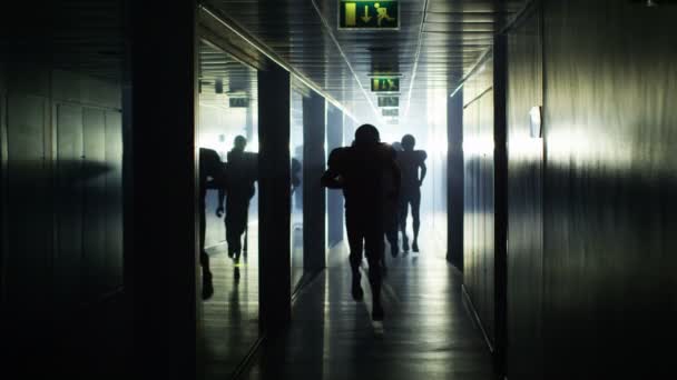 Jugadores de fútbol corriendo a través del túnel — Vídeos de Stock