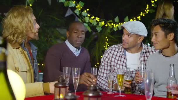 남자 친구 음료는 토스트에 대 한 인상 — 비디오