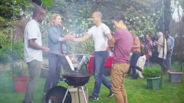 Amigos divirtiéndose en barbacoa al aire libre — Vídeo de stock