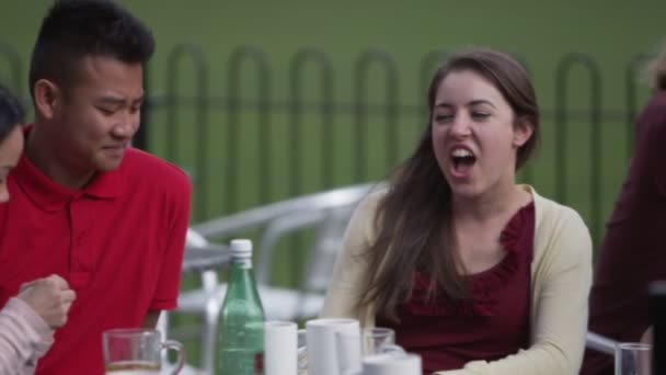 Amigos charlando en la cafetería al aire libre — Vídeo de stock