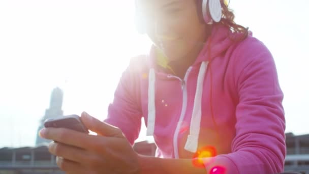 Corredor en la ciudad con auriculares — Vídeos de Stock