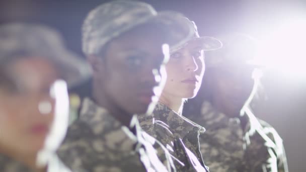 Vrouwelijke soldaten permanent aandacht — Stockvideo