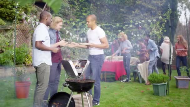 Venner har det sjovt på bbq fest – Stock-video