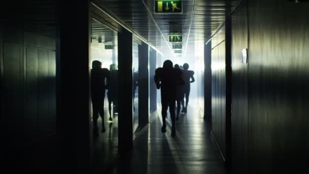 Jugadores de fútbol corriendo a través del túnel — Vídeo de stock