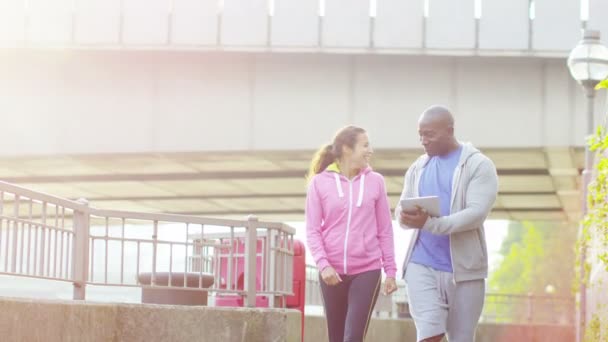 Trainer hoge vijven zijn vrouwelijke cliënt — Stockvideo