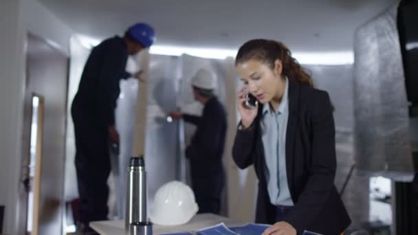 Architecte femme parlant au téléphone 