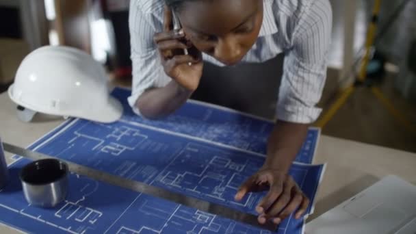 Architecte femme parlant au téléphone — Video