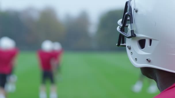 Jogador de futebol americano usando um capacete — Vídeo de Stock