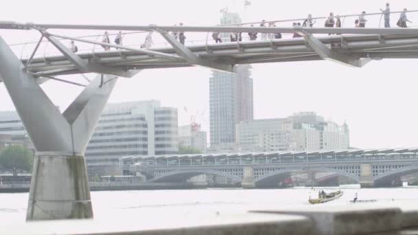 Uomo con auricolari nella città di Londra — Video Stock