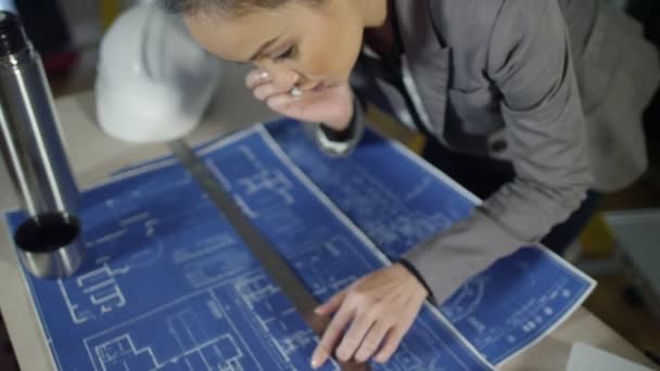 Architecte femme parlant au téléphone 