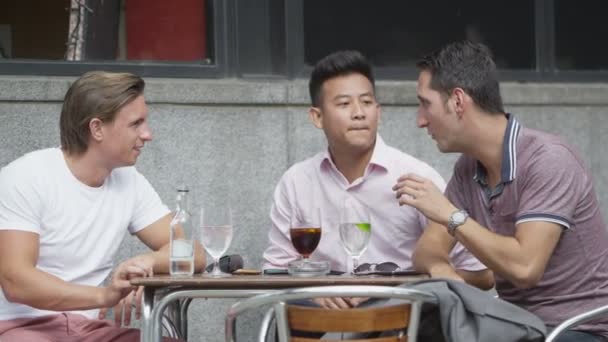 Друзі насолоджуються напоями в кафе — стокове відео