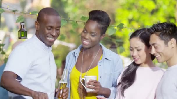 Amigos conversando na festa bbq — Vídeo de Stock