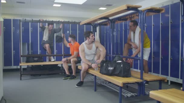 Sports spelare chatta i omklädningsrummet — Stockvideo