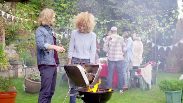 Couple cuisine au barbecue — Video