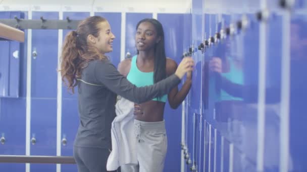 Mujeres charlando en vestuario de damas — Vídeo de stock