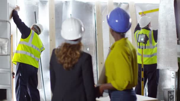 Ingénieurs sur chantier avec équipage — Video