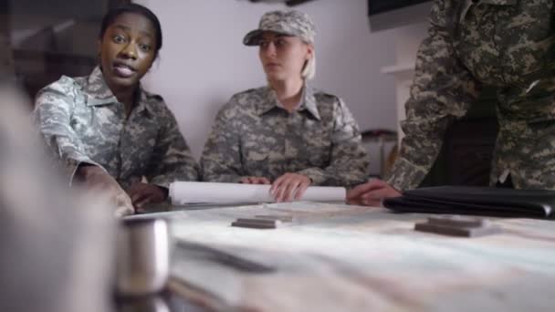 Ufficiali militari che discutono la strategia di battaglia — Video Stock