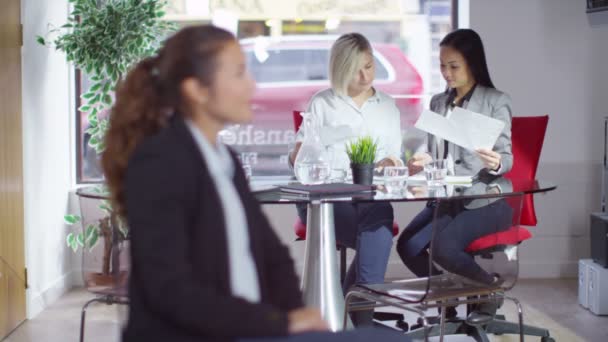 Jonge zakenvrouw in de werkplek — Stockvideo