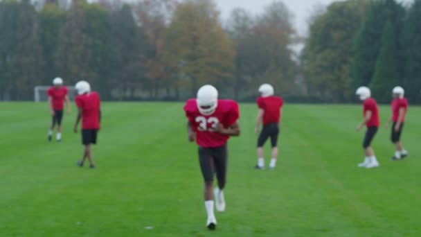 Jugador de fútbol americano en el campo — Vídeo de stock