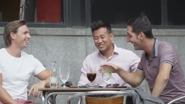 Amigos disfrutando de bebidas en la cafetería — Vídeo de stock