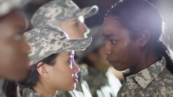 Kvinnliga soldater stående till uppmärksamhet — Stockvideo