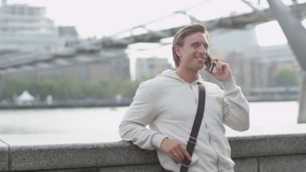 Man ringer ett telefonsamtal — Stockvideo