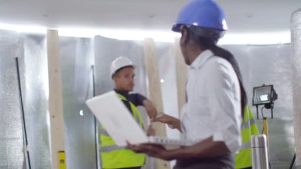 建設現場で働くエンジニア — ストック動画