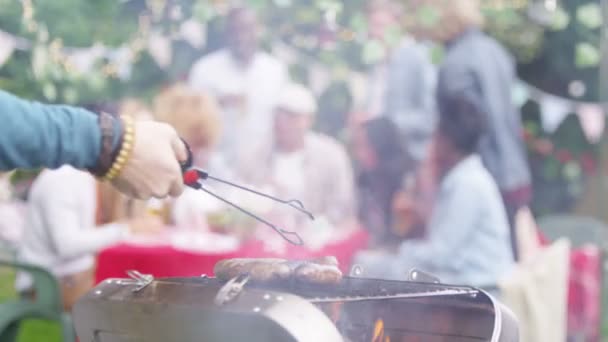 Comida sendo cozida em um churrasco — Vídeo de Stock