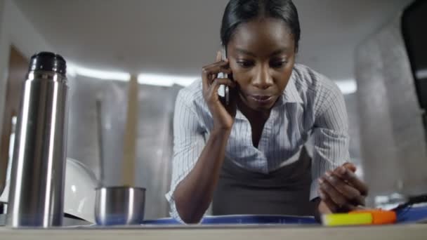 Architecte femme parlant au téléphone — Video