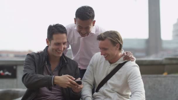 Amis masculins utilisant des téléphones mobiles — Video