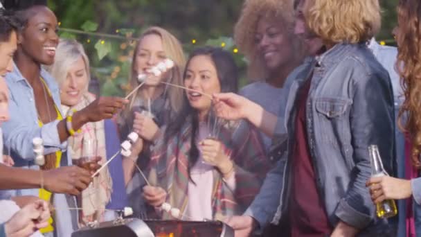 Amigos comendo marshmallows — Vídeo de Stock