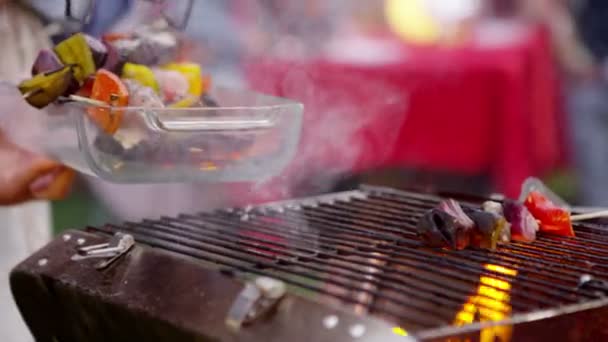 Comida cocinada servida a amigos — Vídeos de Stock