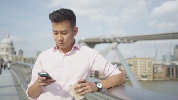 Homme avec téléphone portable à Londres — Video