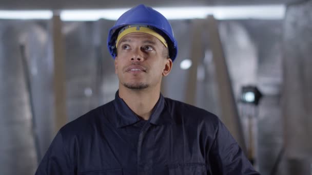 Trabajador de la construcción sonriente — Vídeo de stock