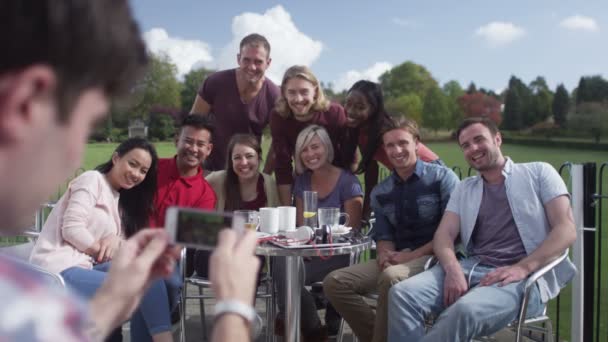 Amigos posan para una foto en la cafetería — Vídeo de stock