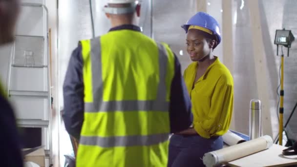 Architecte accueille collègue avec un haut cinq — Video