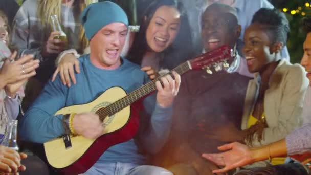 Vänner umgås och spela gitarr — Stockvideo